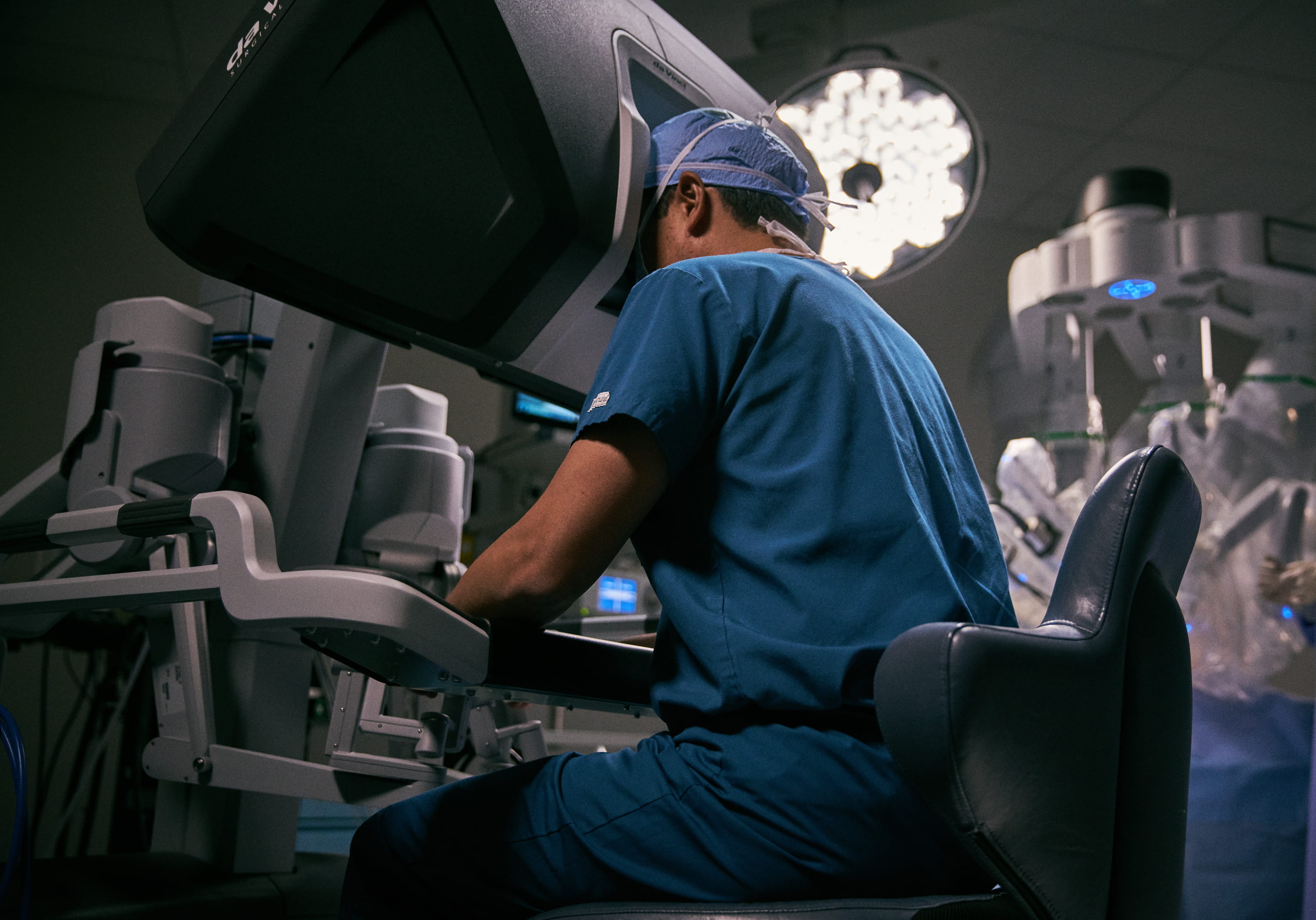 Surgeon using da Vinci robot